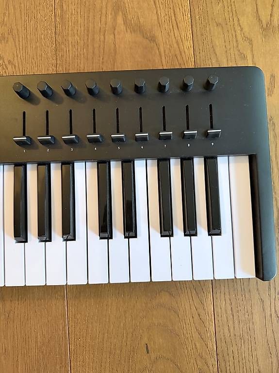 Strumenti musicali: Arturia KeyLab Essential 61 Mk3 Black – Usato da Aarau venduto da chr_v7x7 3