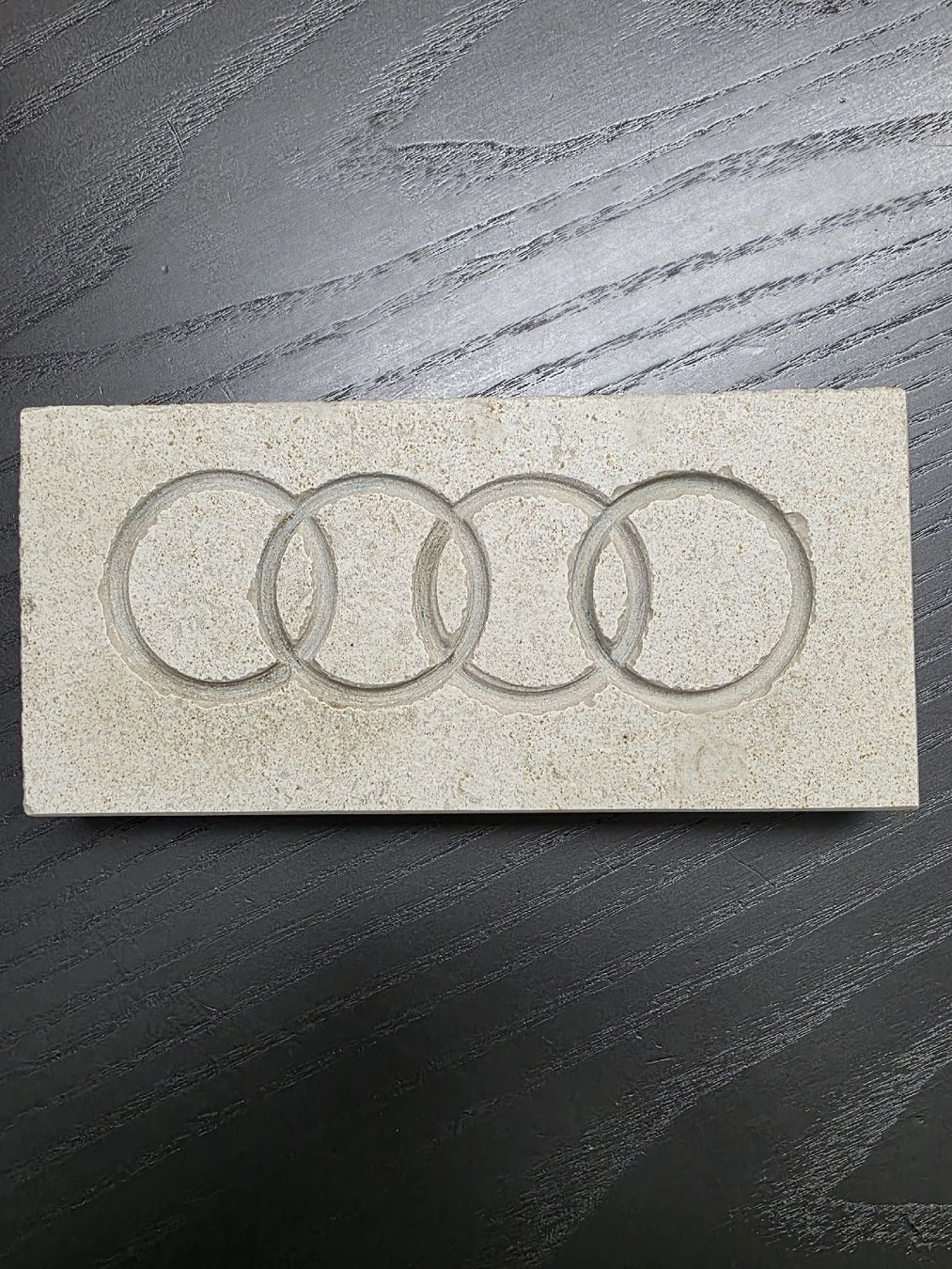 Minerali & Pietre curative: Audi Logo Stein Platte 16x7x2cm – Usato da Bürglen TG venduto da til1985