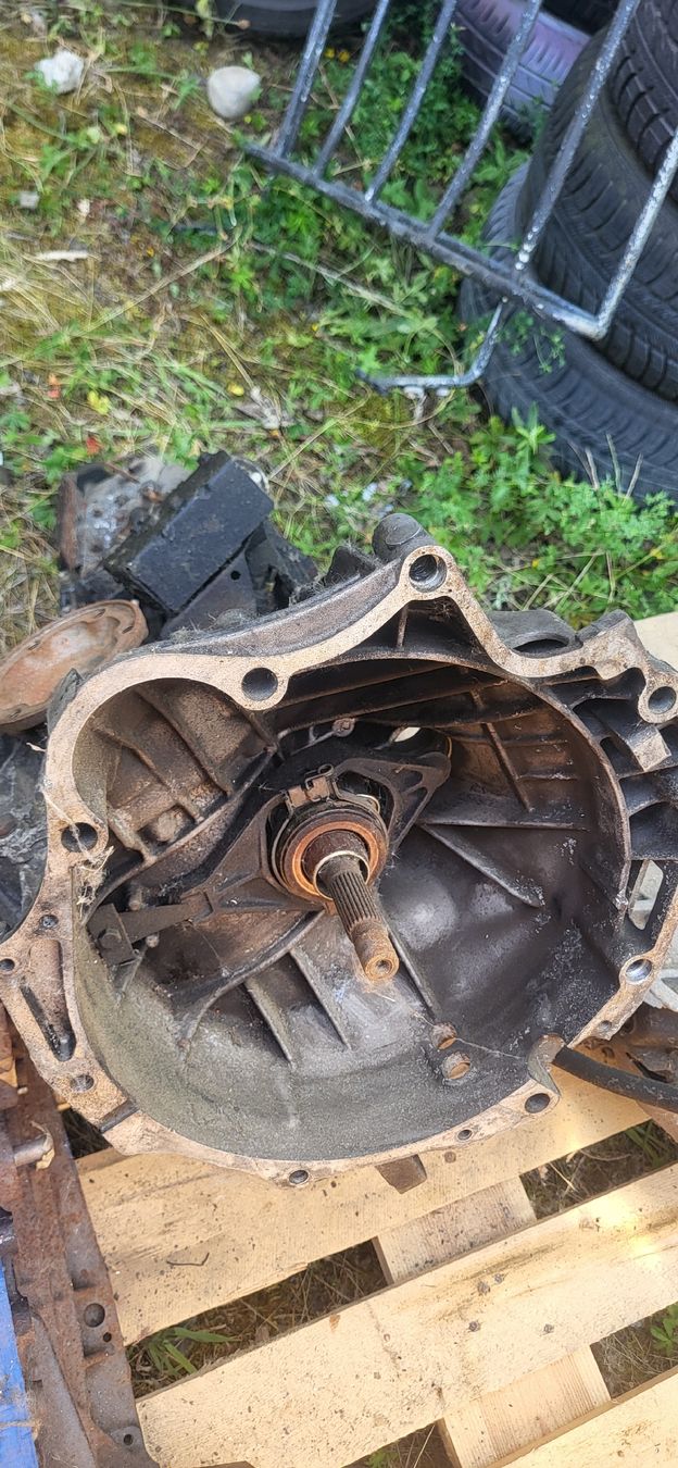 VW Autres accessoires p. véhicule: Getriebe Quattro Syncro Passat 32b t85 – D'occasion à Boswil par audi90quattroturbo 5