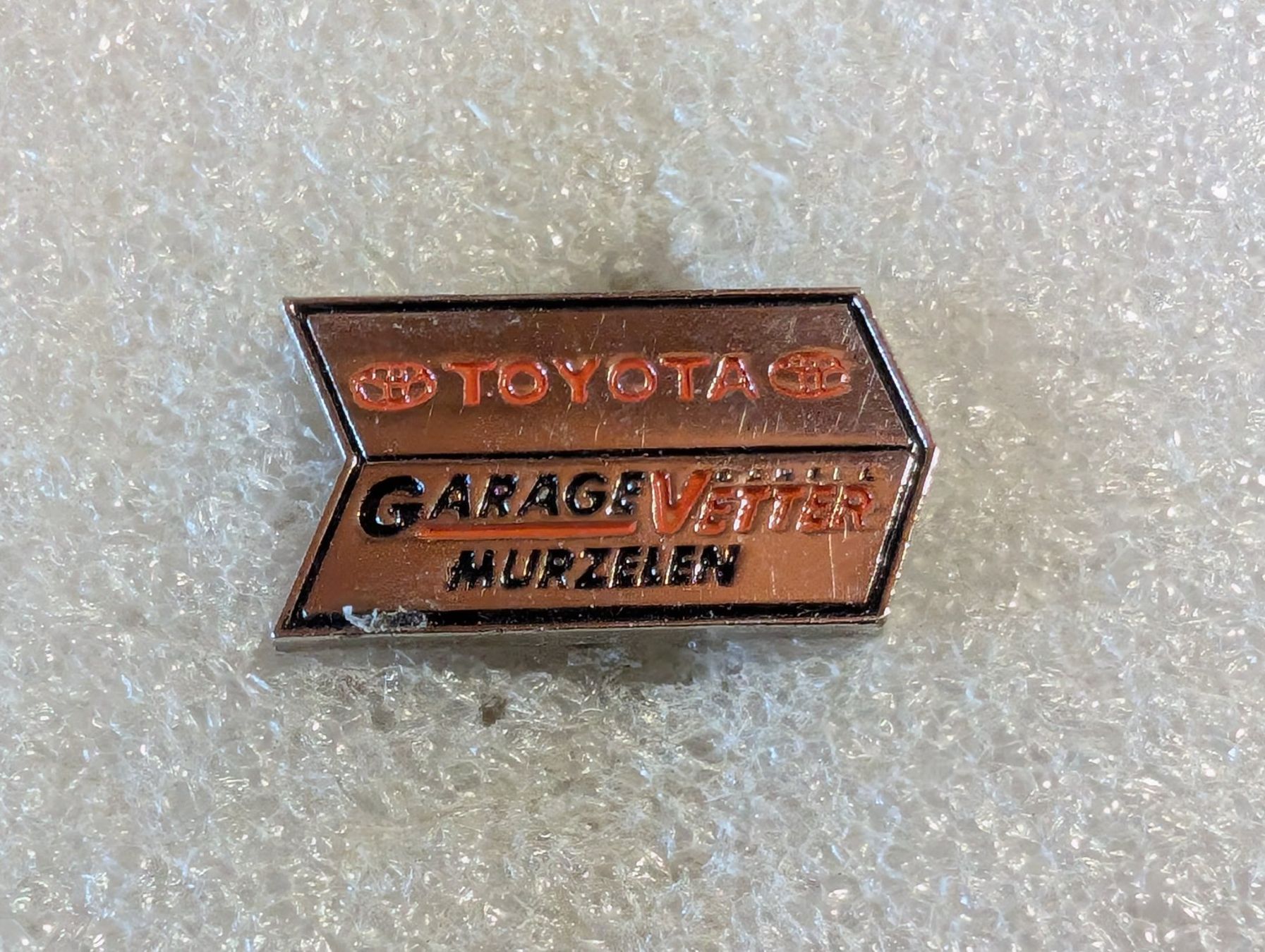 Plaketten & Abzeichen: Ansteckpin 112: Toyota Garage – Gebraucht aus Oppligen von Pin-Fall-Shop