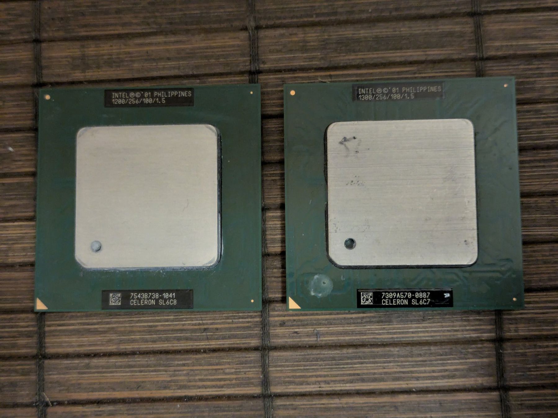 Intel Componenti elettronici: Intel Celeron 1200 + 1300 Socket 370 Tualatin ("Tualeron") – Usato da Châtelaine venduto da Pttn