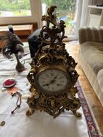 Elegante antike Wanduhr im Barockstil, Goldfarben, Vintage
