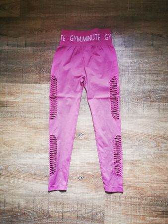 Pinke Sport Leggings mit Loechern, Groesse M, neuwertig