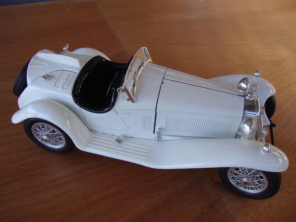 Modellini d'auto: Modell-Auto Alfa Romeo Mod.1932 1:18 weiss – Usato da Aedermannsdorf venduto da ape46 2
