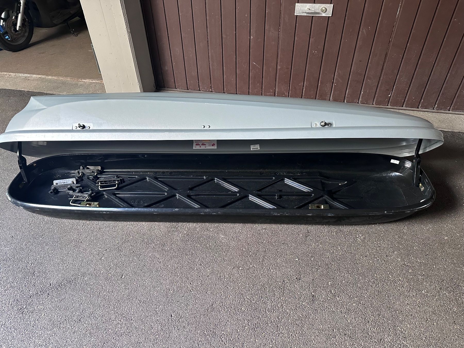 Barres de toit: Dachbox mit THULE Dachträger – D'occasion à Engelburg par Shantaram01