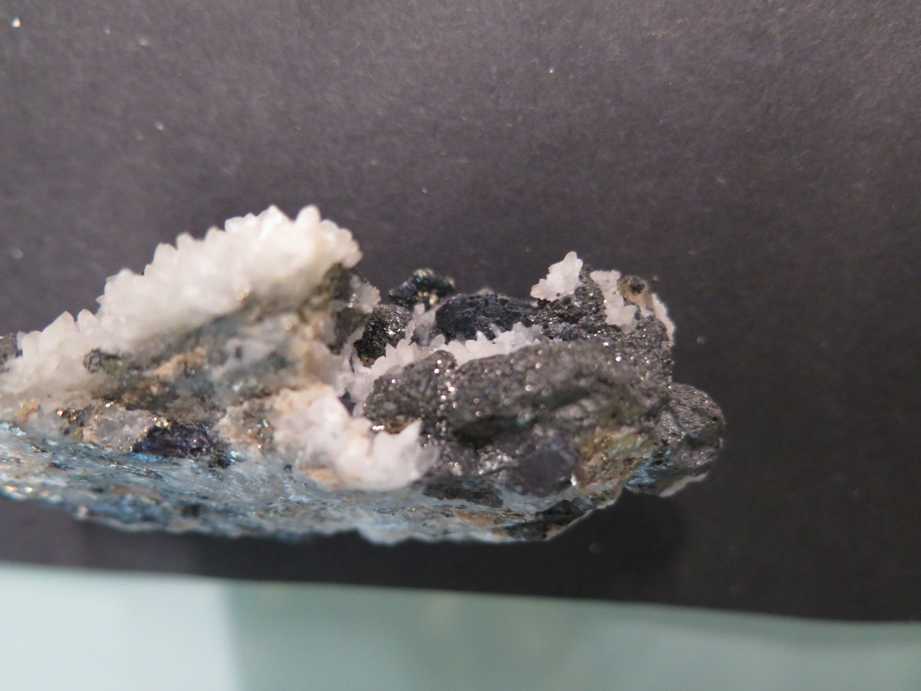 Minerali & Pietre curative: Sphalerit, Pyrit auf Quarz von Rumänien – Usato da Schaffhausen venduto da Yamakana51L8736OQ8 6