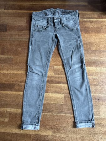 Jeans Herrlicher grau Gr. 27/30 Neupreis 119.-