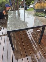 Gartentisch mit Granitplatte und schwarzem Stahlgestell