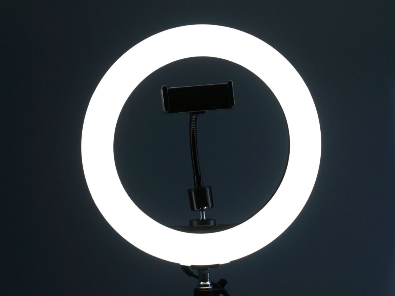 Lampen: LED Ringlicht mit Stativ – Gebraucht aus Rüti ZH von Restwert_Rueti_ZH 9