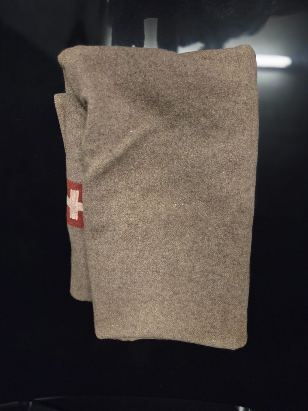 Schweizer Armee Coperte: Schweizer Armeedecke mit rotem Streifen – Usato da Chur venduto da Einszweidreiviermein 3