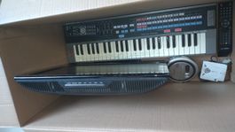 Lot d'électroniques divers : clavier, platine, radio, Hi-Fi,