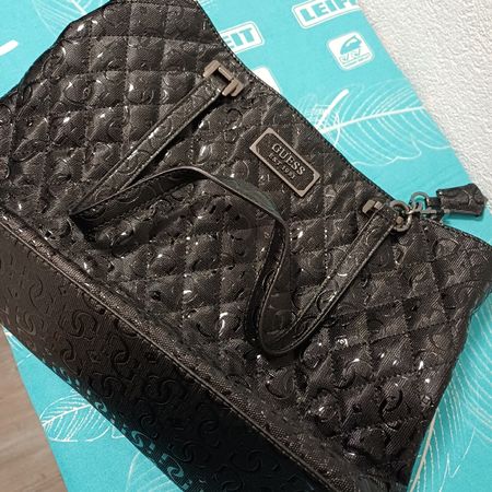 Handtasche schwarz GUESS gesteppt Lack Effekt Neu