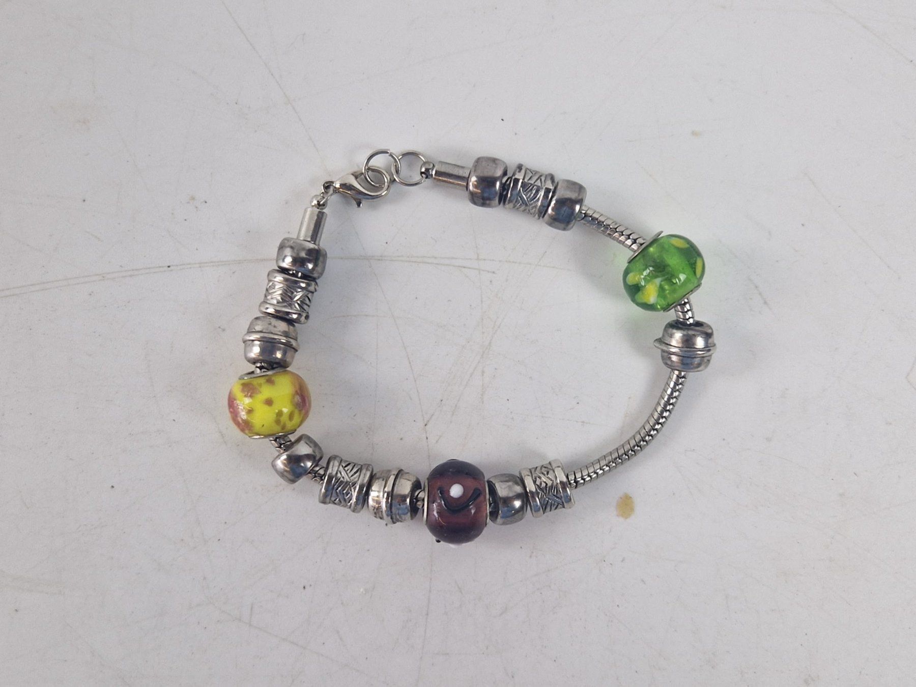 Bracciali & Braccialetti: Metallarmband mit farbigen Kunststoffperlen – Usato da Muhen venduto da Restwert_Muhen