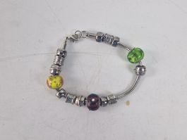 Metallarmband mit farbigen Kunststoffperlen