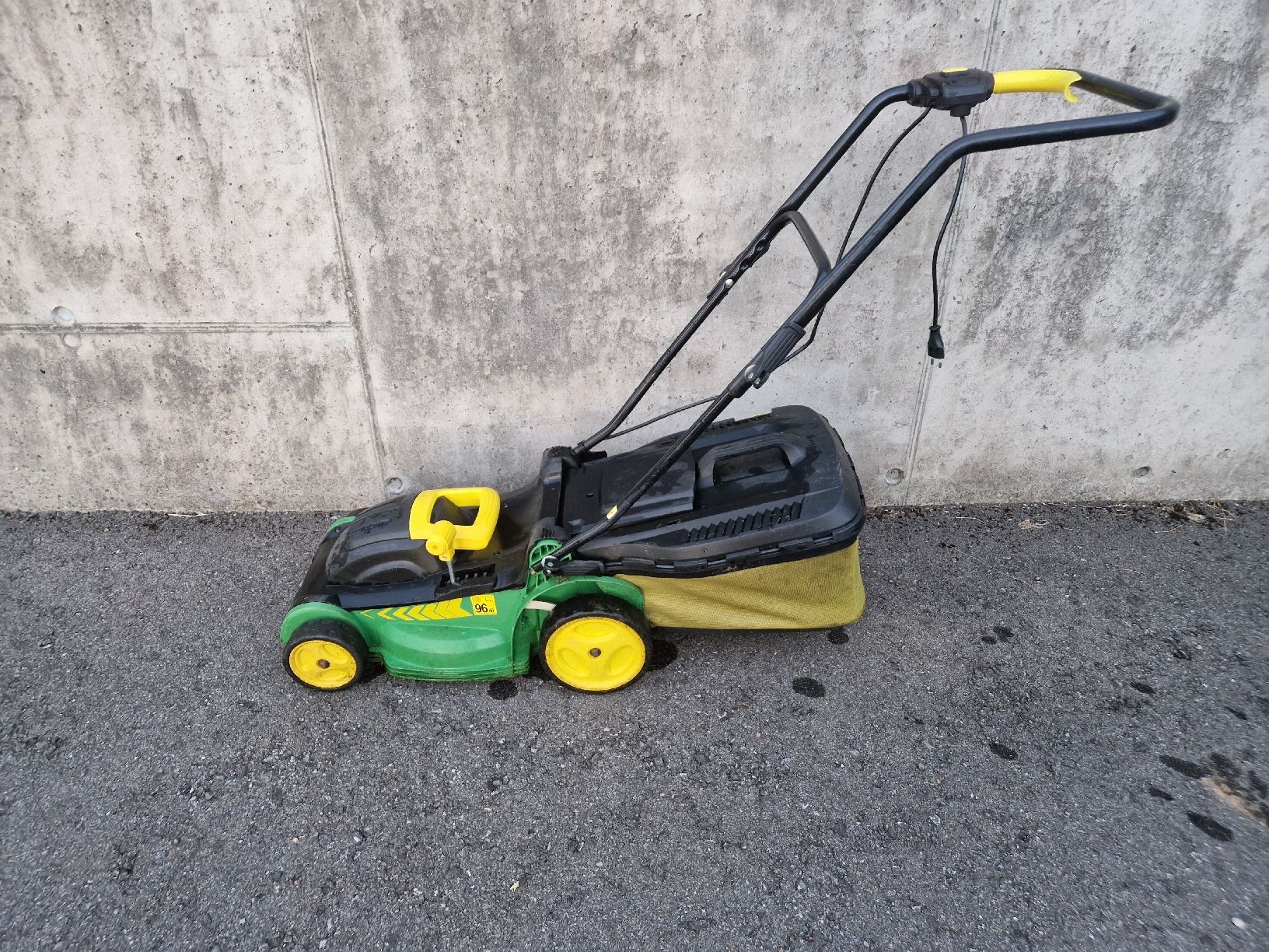 Tondeuses à gazon: Rasenmäher Elektro mit Fangkorb  – D'occasion à Einigen par toebeler01