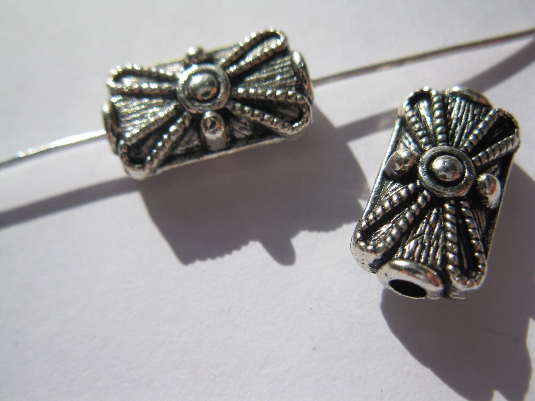 Perle (finte): 5 Metallperlen gemustert 15x8mm – Nuovo e nell'imballaggio originale da St. Margarethen TG venduto da LuanaKa
