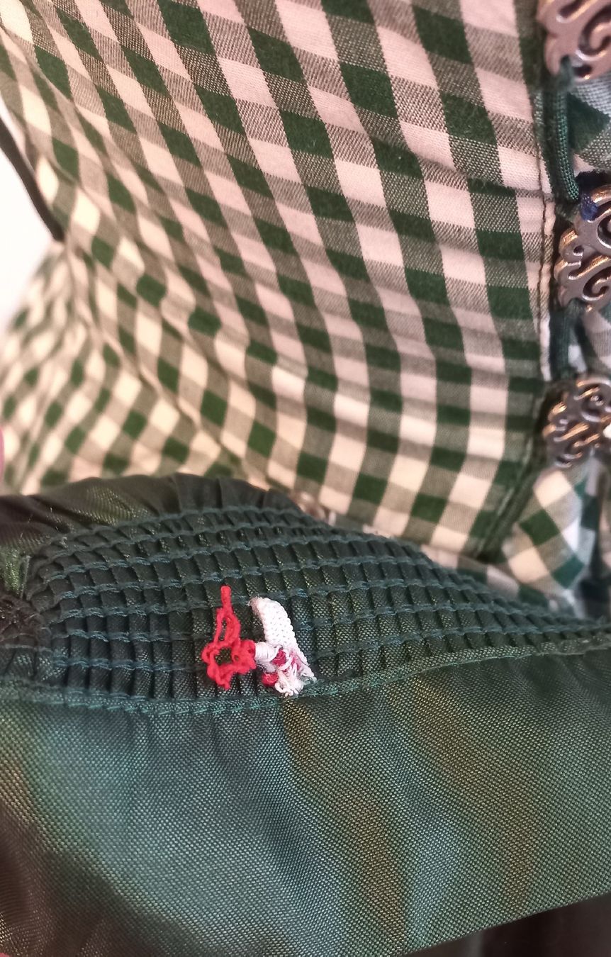 Kostüme: Krüger Dirndl  – Defekt aus Grüningen von selinasearching 1