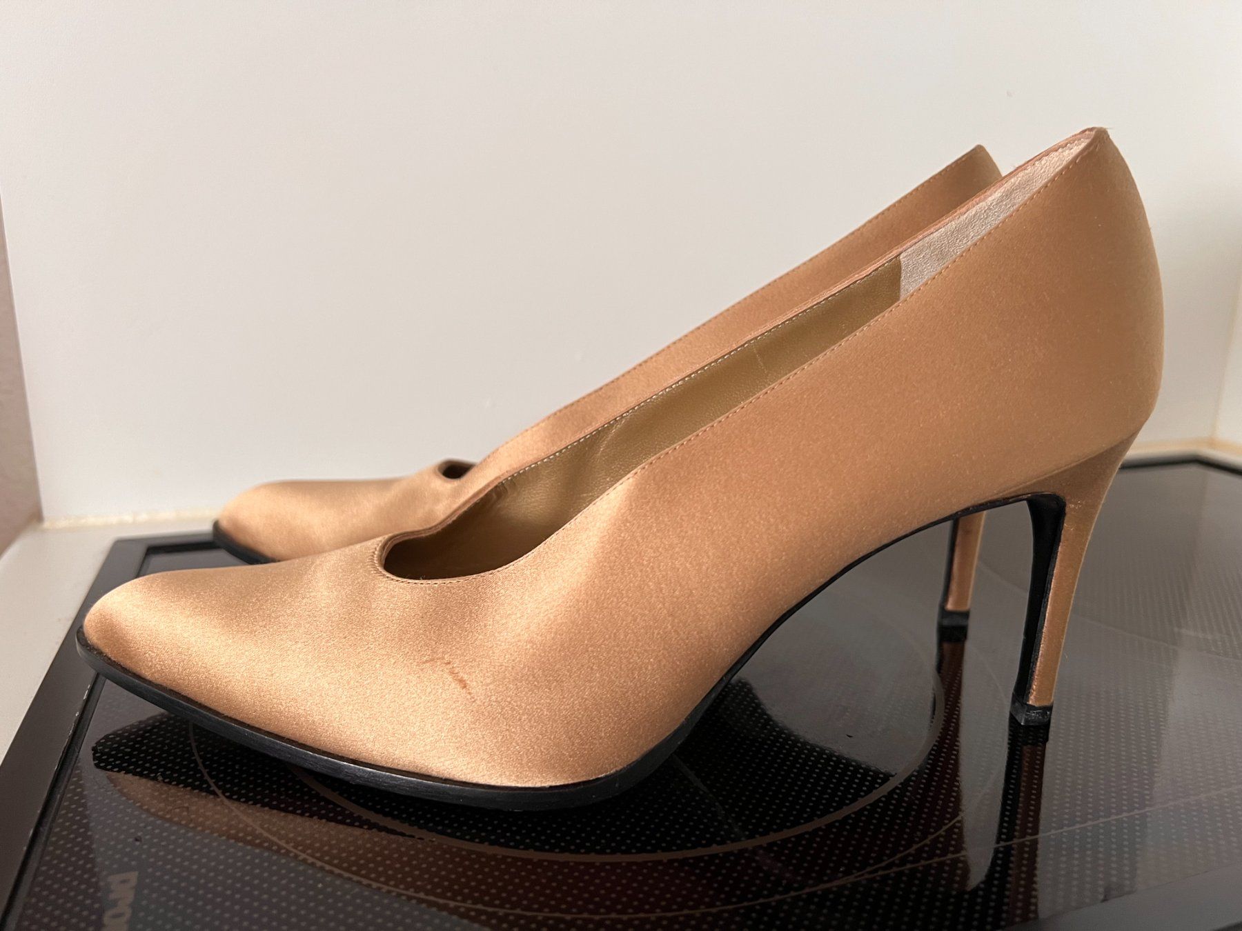 Saint Laurent Scarpe da donna: Elegante YSL Pumps Gold – Usato da Bern venduto da NNV 1