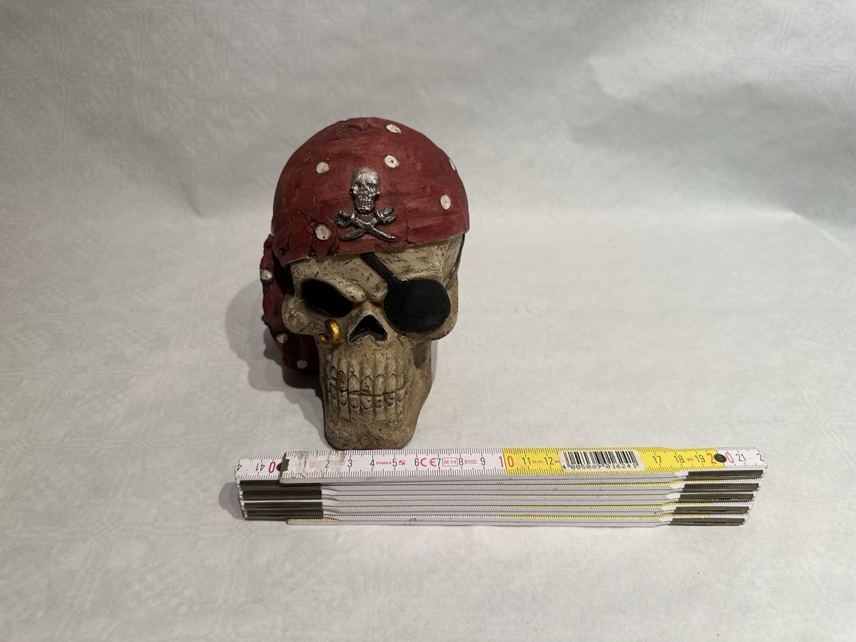 Salvadanai: Skull/Schädel Sparkasse/Spardose – Usato da Basel venduto da clearpixel 5