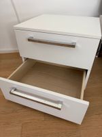Weisses Nachttischli mit 2 Schubladen, Top Zustand!