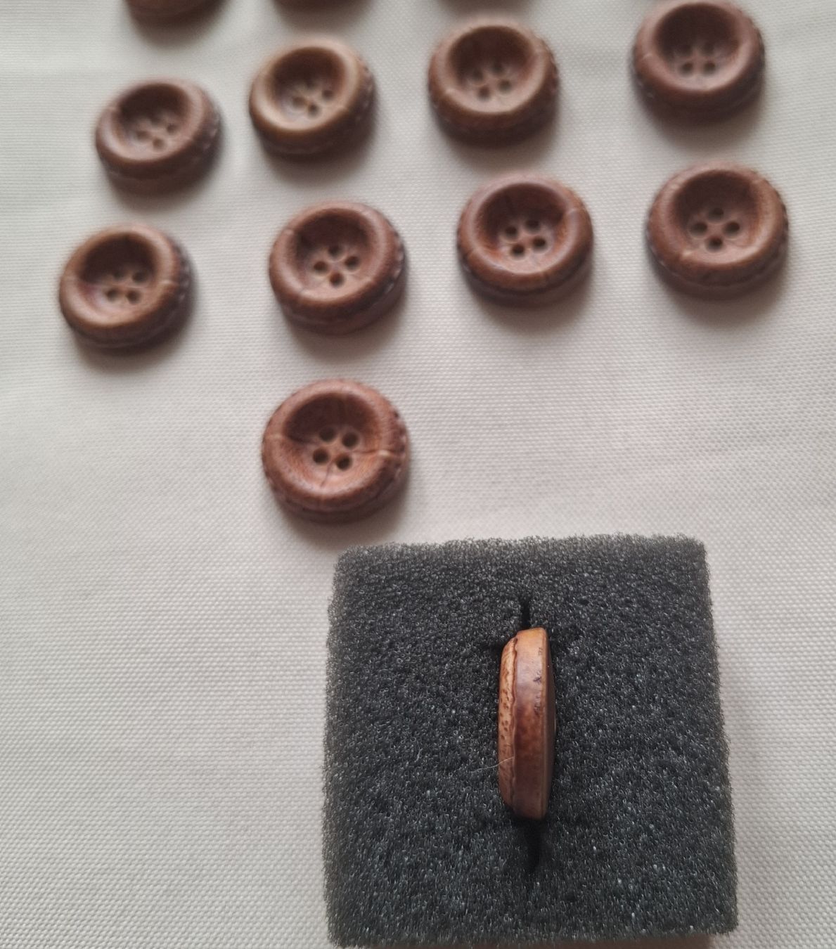 Bottoni: 14 Knöpfe, 18 mm. Lederbraun – Usato da Dietikon venduto da Hirschkopf 2