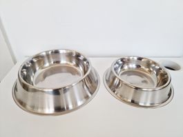 Zwei grosse Hunde Schalen Schüsseln Näpfe