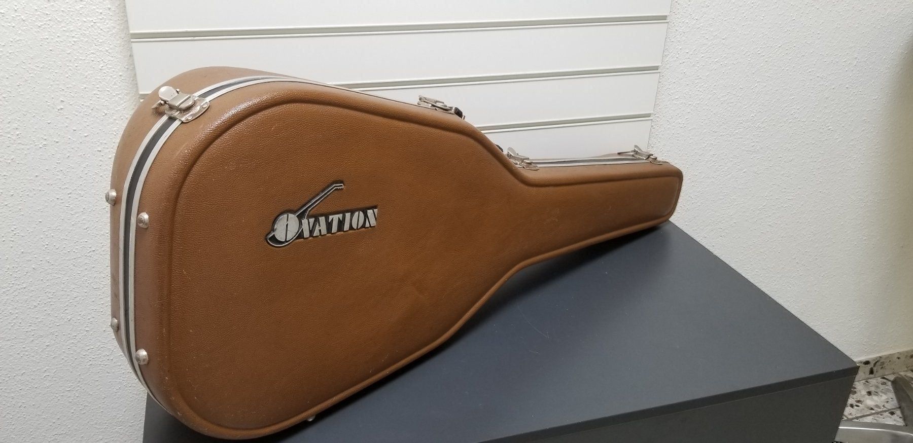 Ovation Strumenti musicali: koffer für ovation gitarre – Usato da Glattbrugg venduto da Swissmusik 2