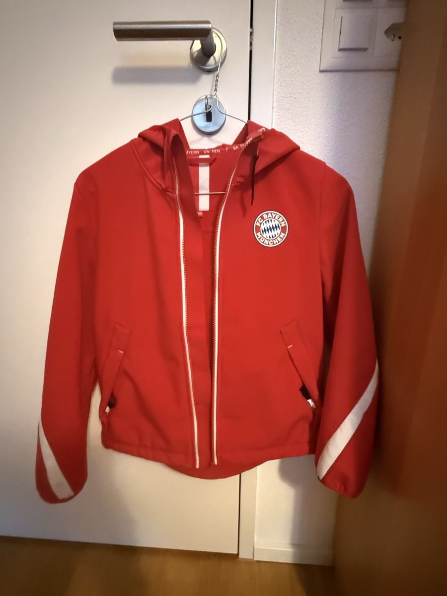 Bayern München Jacken & Mäntel: FC Bayern Munich Softshell Jacket Red Size 140 – Gebraucht aus Zug von patrickp999