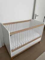 Neuwertig Babybett/ Kinderbett, Holz, Weiss mit Matratze