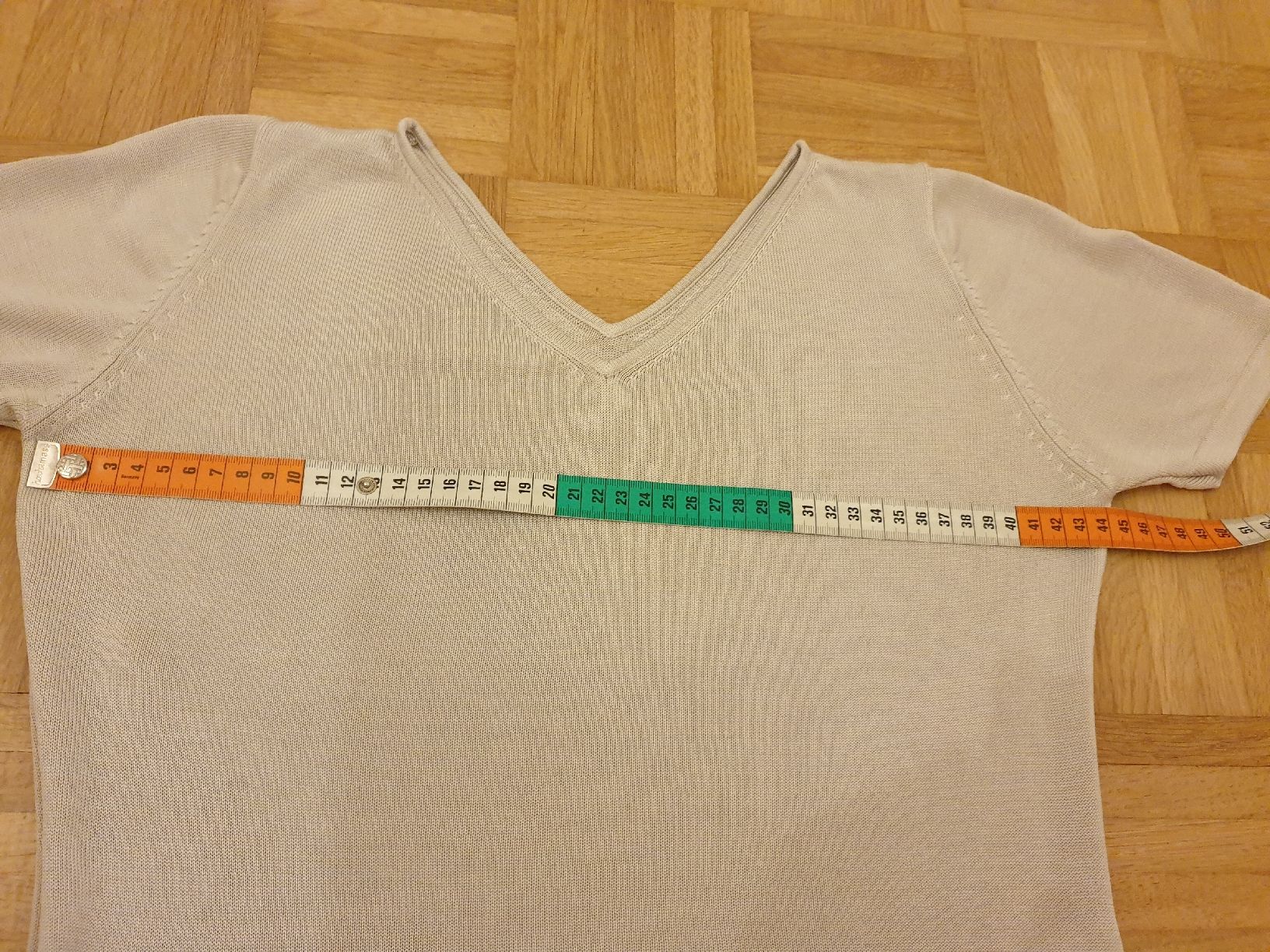Top: Pull manche courte, S/36, soie, écru/gris très clair – Usato da Neuchâtel venduto da Verenas12 5