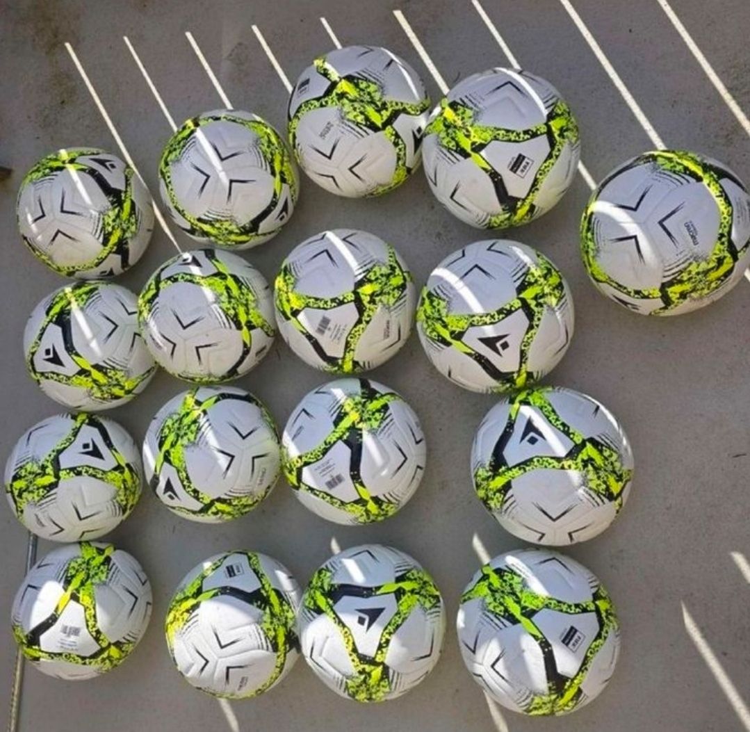 Ballons: Fussbälle 16 Stk. Marke Macron  – D'occasion à Zumikon par raphaels199