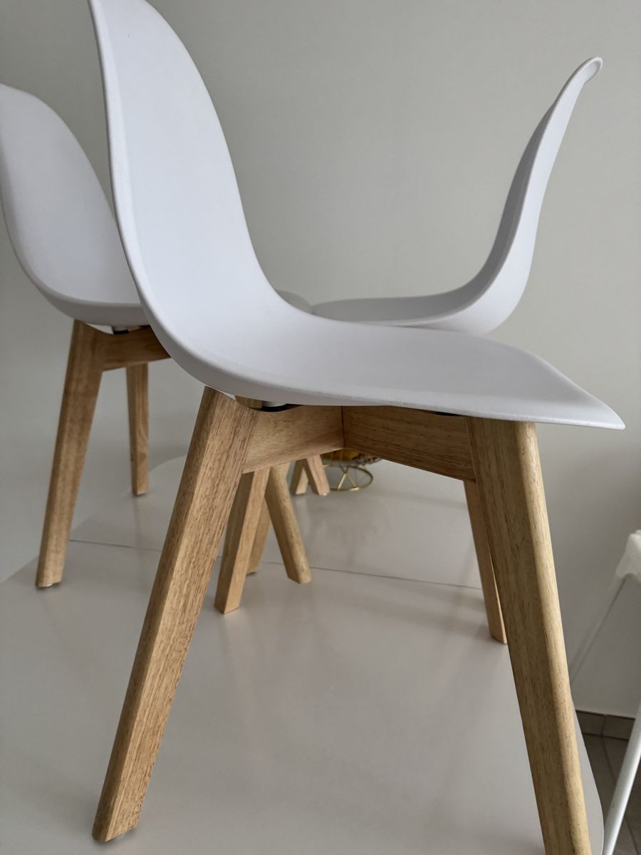Chaises: Chaise blanche et pied en bois  – D'occasion à Vernier par est_w55w 1
