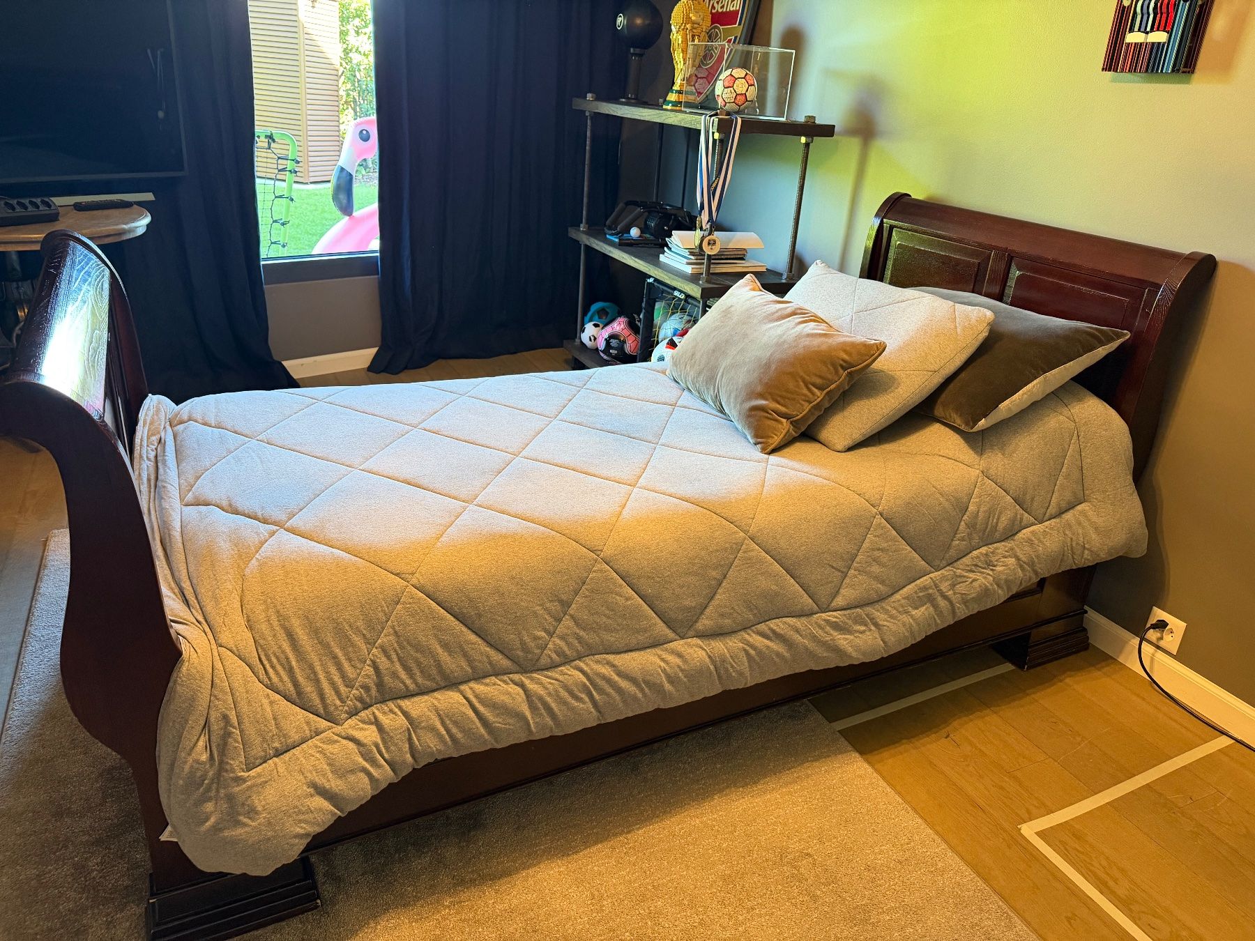 Betten: Solid Wood  Bed-Classic Design – Gebraucht aus Kilchberg ZH von Chua