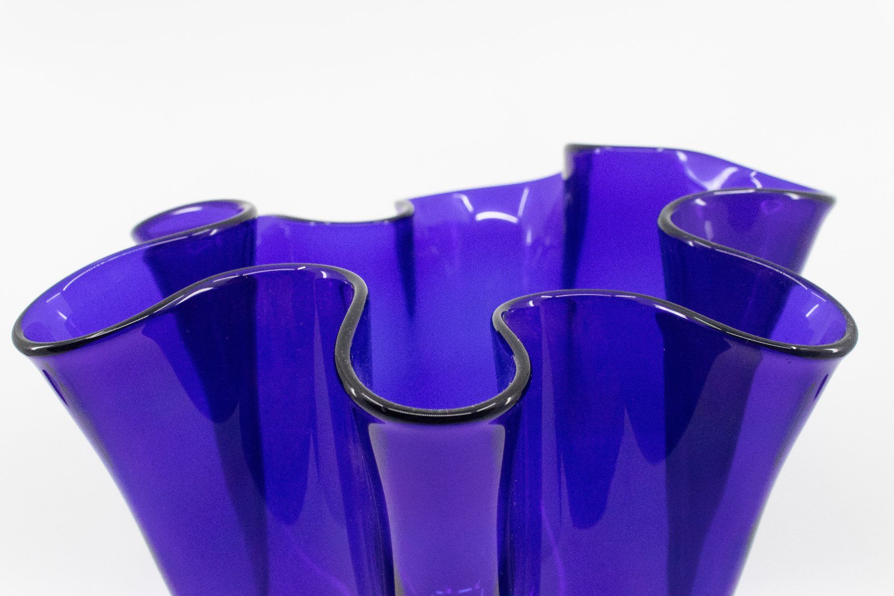 Vasen & Gefässe: Blaue Vase / Glasvase mit gewelltem Rand – Gebraucht aus Zürich von ZuercherBrockenhaus 5