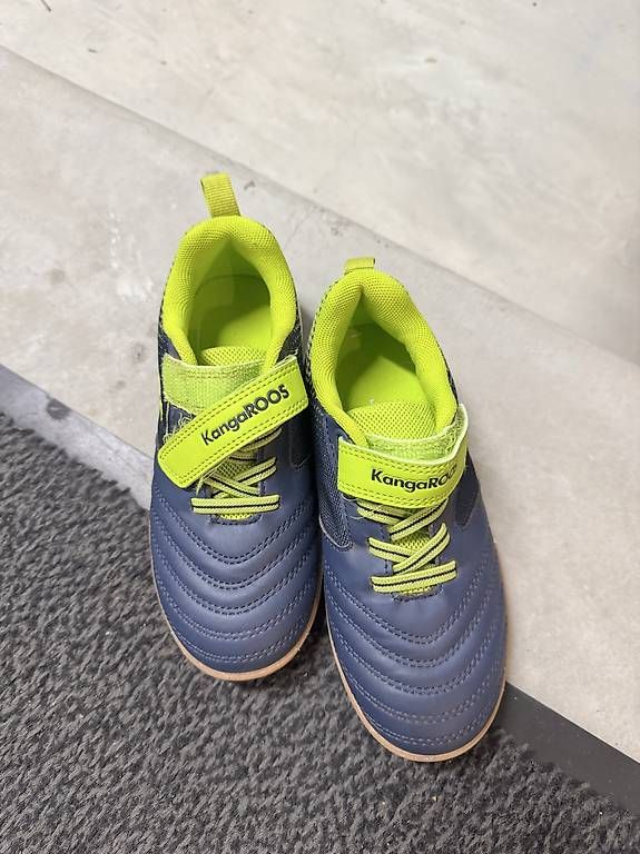 Chaussures garçon: Hallenschuhe neu Grösse 30 – Neuf avec emballage d'origine à Solothurn par kaankk