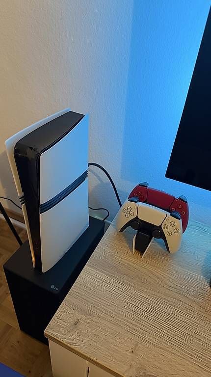 Consoles: PlayStation 5 Pro + 2. Controller & Docking Station – D'occasion à Emmenbrücke par sza_7c8c 2
