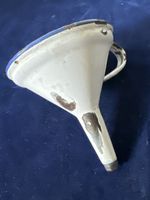 Trichter Emaille weiss blau mit Henkel gebraucht 8 cm Durchm