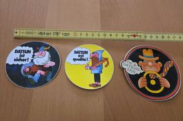 3x DATSUN COMIC AUTO KLEBER / EMBLEM - ANTIK VINTAGE