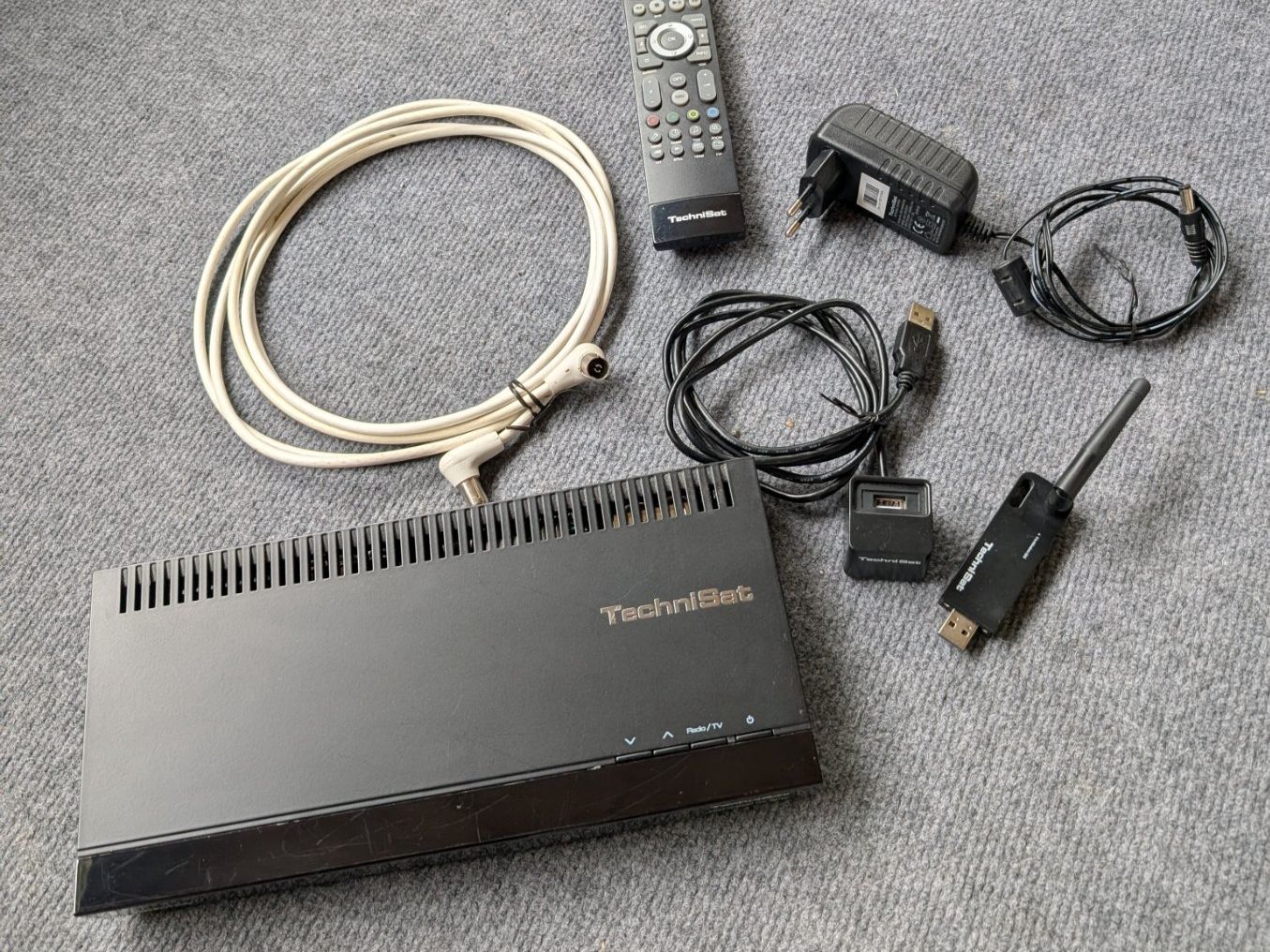 Home Cinema: TechniStar K2 ISIO Digital/Kabelempfänger mit WLAN Adapter – Usato da Oberdiessbach venduto da horisberger24