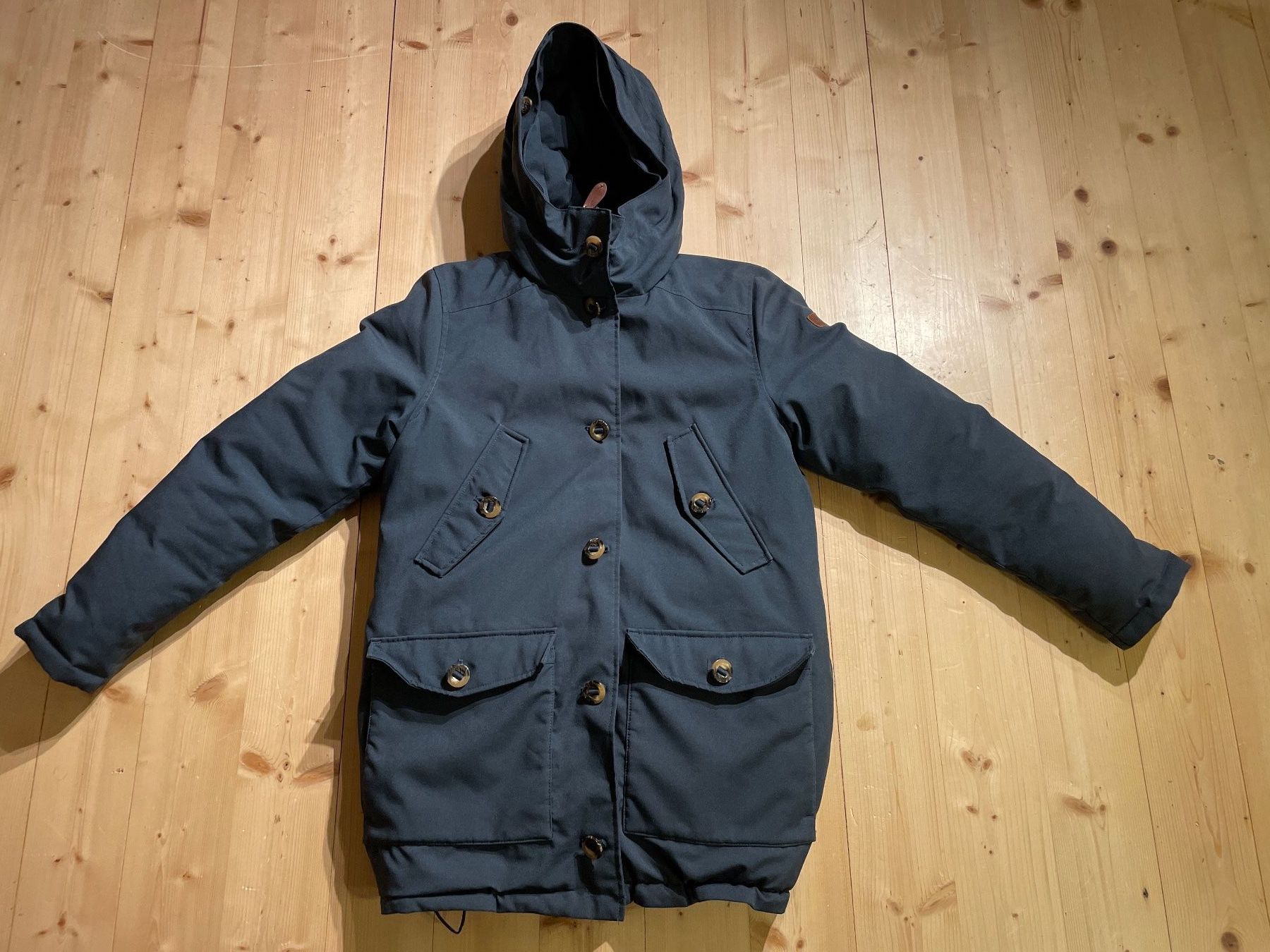 Peak Performance Giacche: Dunkelblaue PEAK PERFORMANCE Daunenjacke Gr. M – Usato da Frasnacht venduto da GracyStore