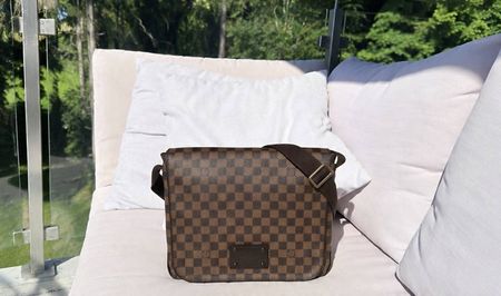 Sac bandoulière Louis Vuitton en cuir.