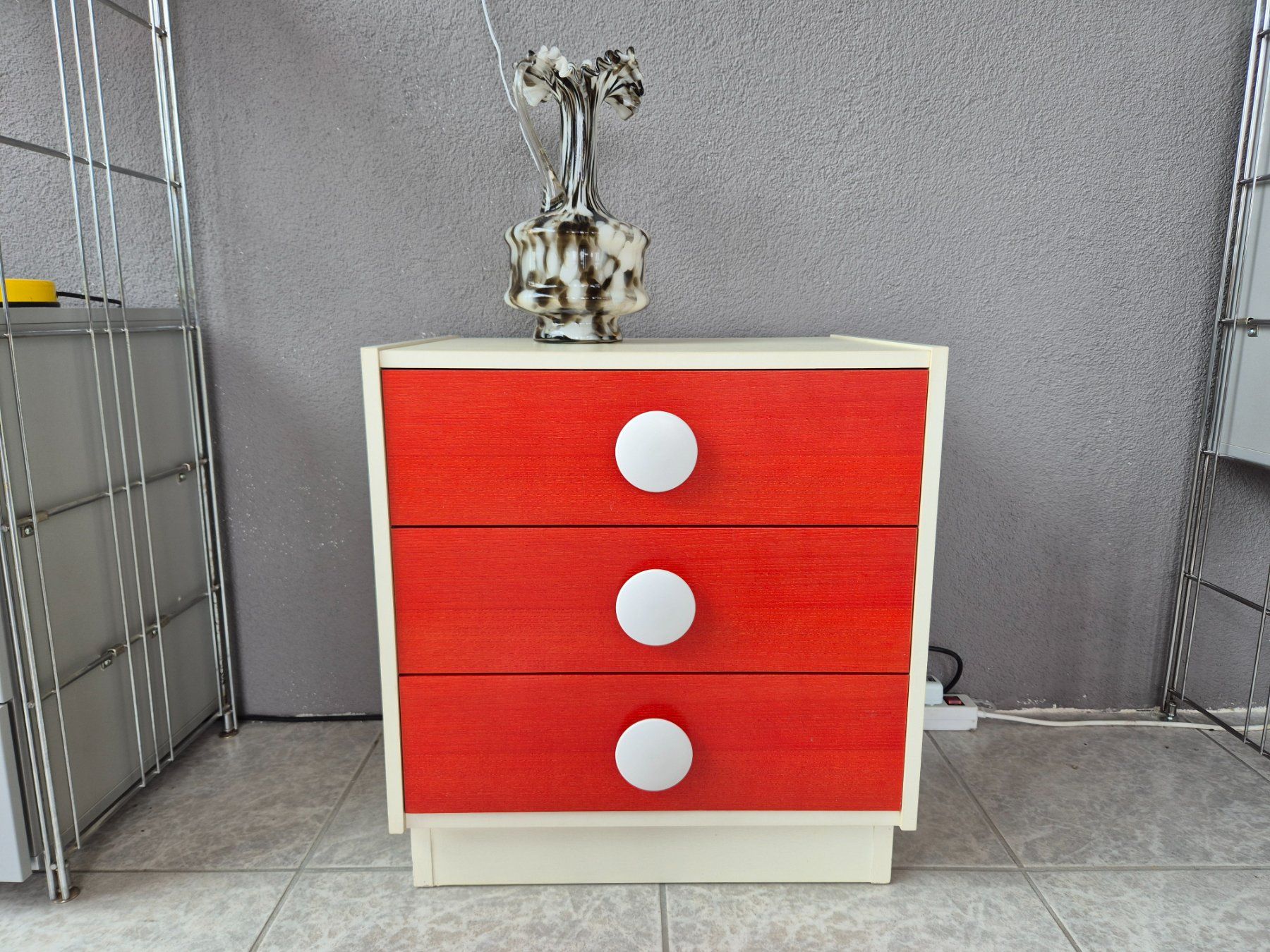 Nachttische: Vintage 1970 Schubladenkommode Massive Nachttisch Holz – Gebraucht aus Nottwil von Wondewa-Shop 1