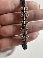 Schwarzes, verstellbares Armband mit Schmetterlingen
