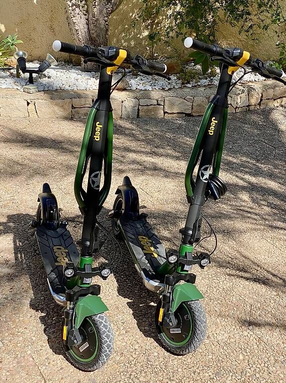 Scooters: 2x Jeep JAD Advanced Safety E-Scooter - Top Zustand – Gebraucht aus Langnau i. E. von Iofner