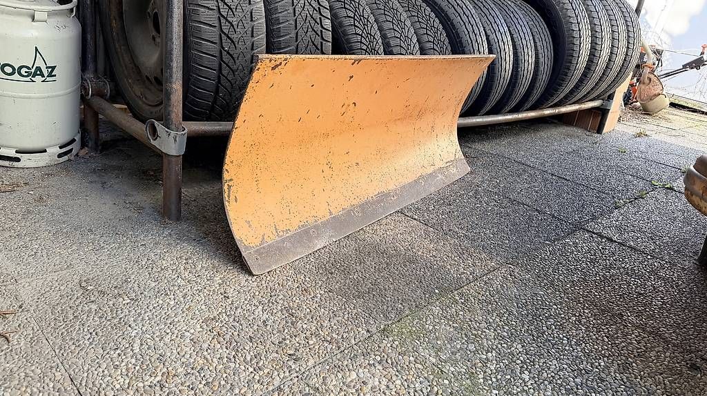 Alle Maschinen: Robuste Schneefräse mit Schneepflug – Gebraucht aus Bonaduz von A13_Automobile 2