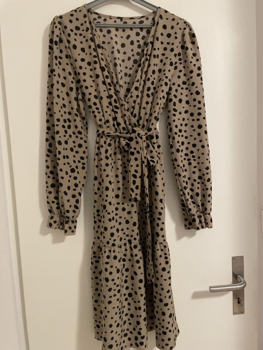 Kleider: Neues Kleid mit Tupfenmuster, Grösse M – Neu (gemäss Beschreibung) aus Urdorf von Anassor