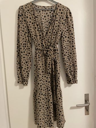 Neues Kleid mit Tupfenmuster, Grösse M