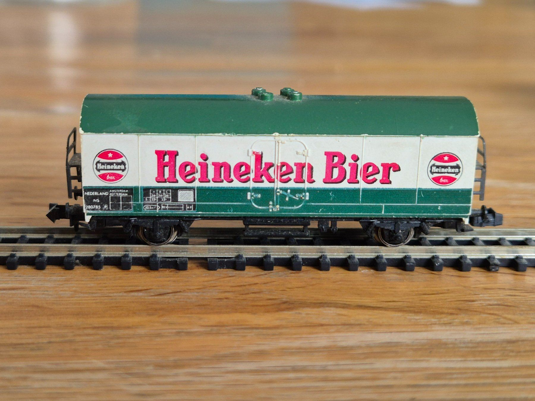 Fleischmann Modelleisenbahnen: Spur N Güterwagen Heineken Bier von Fleischmann – Gebraucht aus Glattfelden von ehschenker