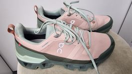 Leichter Trekkingschuh von On, Farbe lindgrün/rosa, Gr. 40