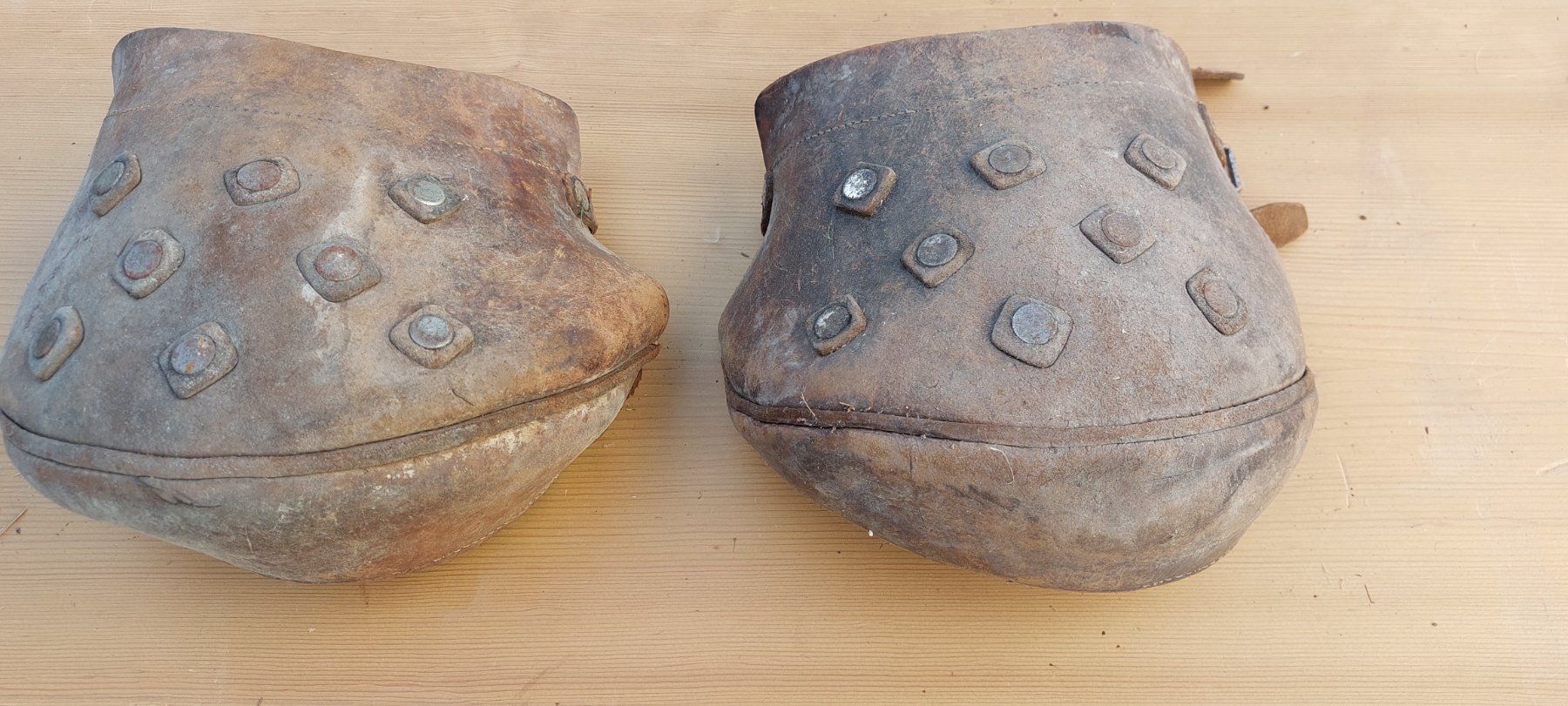 Protezioni & Imbottiture: Antike Knieschoner. Rarität – Usato da Lüterkofen venduto da BiberM109 1